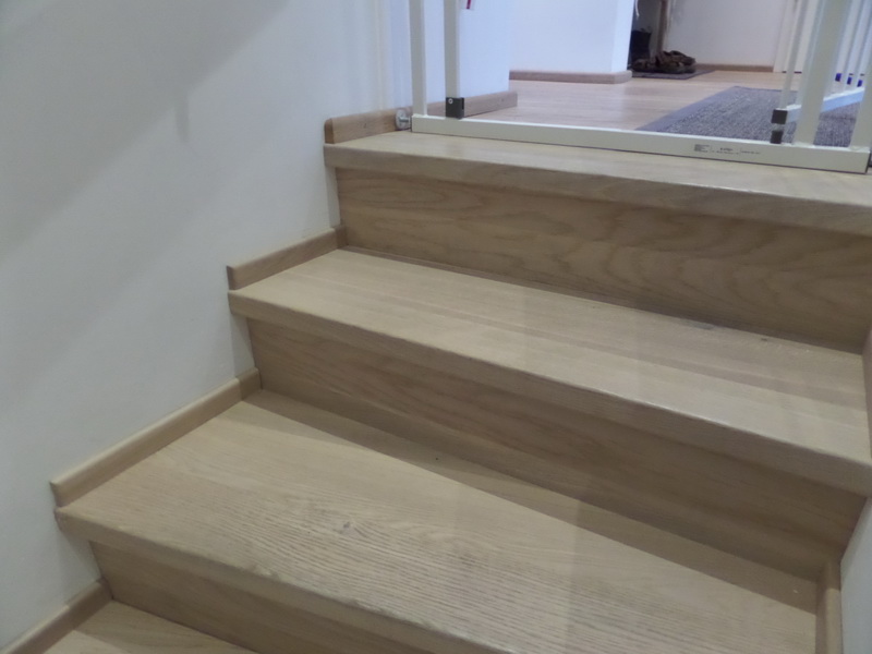 Aufnahme von Kratzern auf der Holztreppe der Wohnung